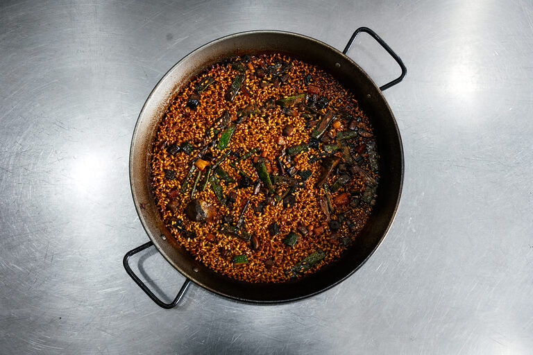 PAELLA DE MARISCO O PAELLA VEGETARIANA: CUÁL ELEGIR CUANDO EL GRUPO ES MIXTO